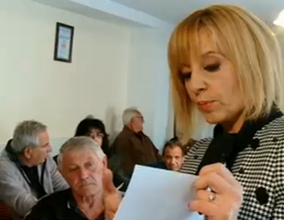 Мая Манолова строи баби за открит урок по гласуване