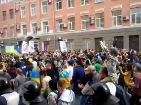 Масов бой между ултраси и активисти в Харков (ВИДЕО)