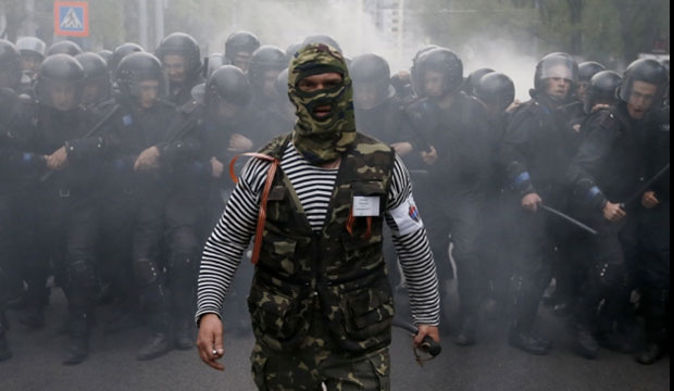 Сепаратисти взеха демонстранти за заложници в Донецк