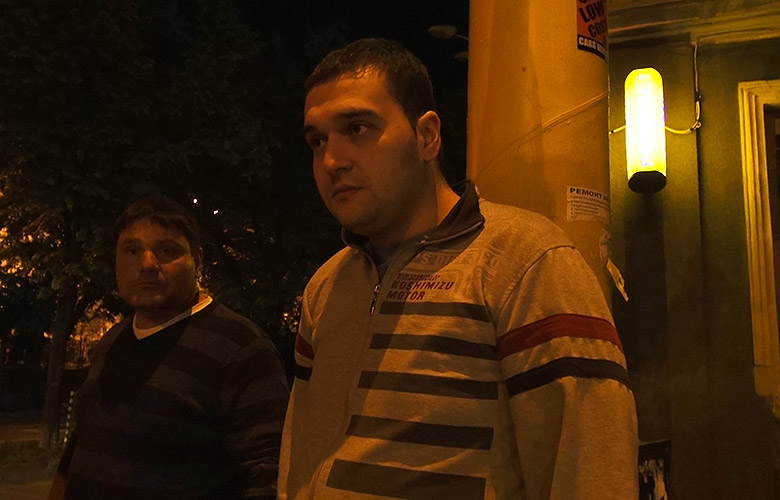 Екшън в БЛИЦ: Пияни общаци се млатиха с бакшиши във Варна! (СНИМКИ)