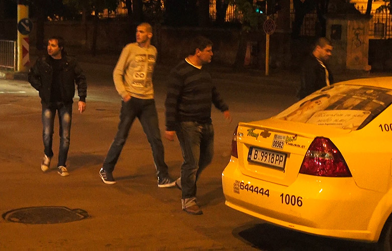 Екшън в БЛИЦ: Пияни общаци се млатиха с бакшиши във Варна! (СНИМКИ)