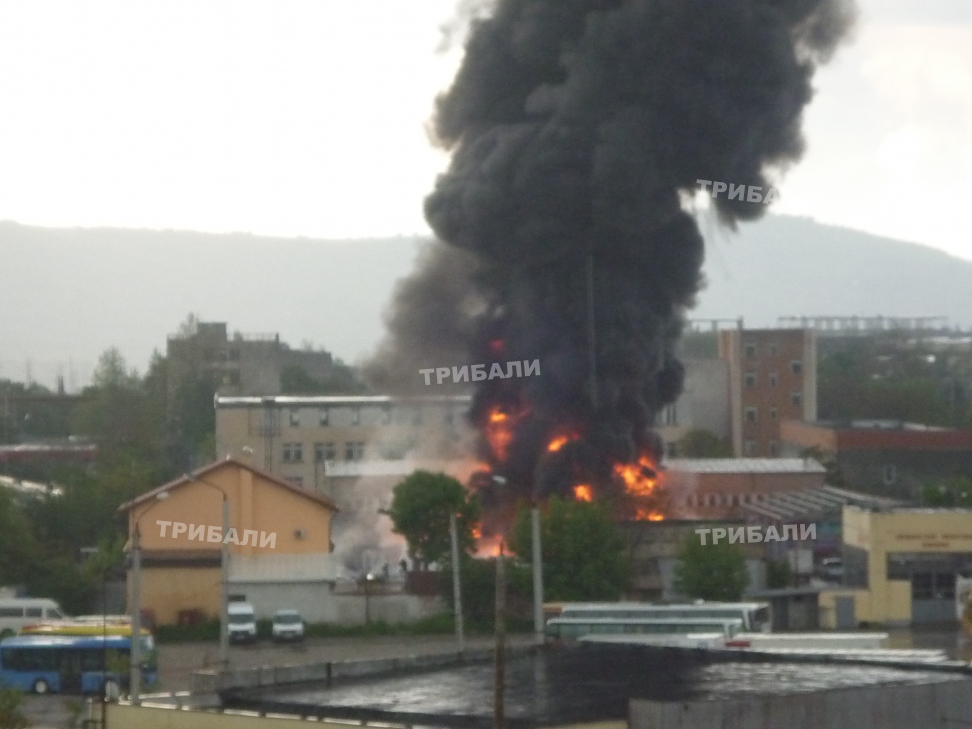 Огромен пожар бушува във Враца