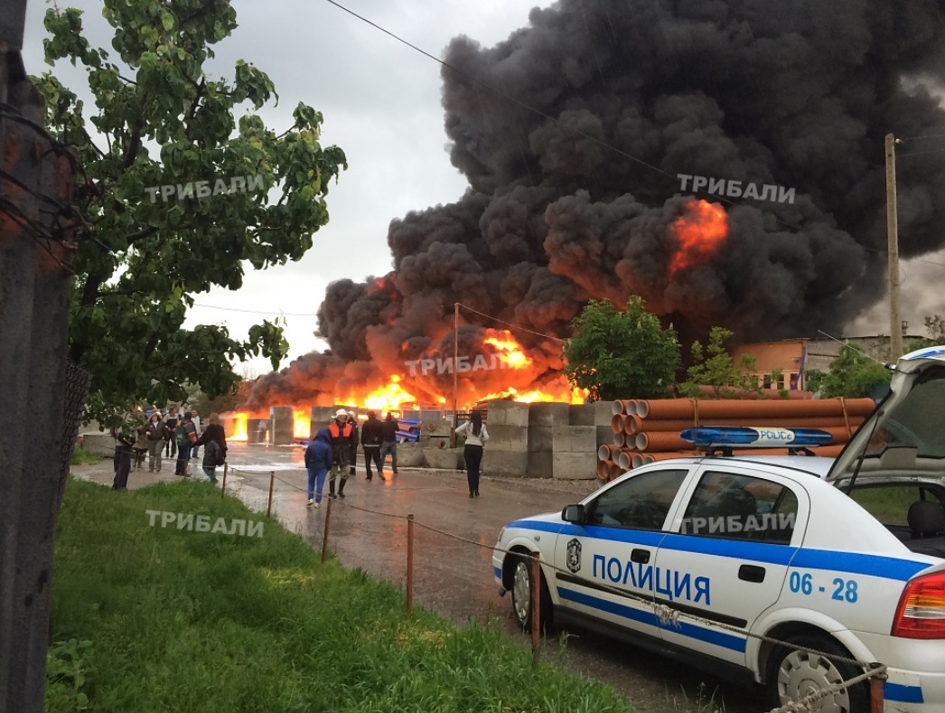 Огненият ад във Враца се разрасна, захапа и къщи (СНИМКИ)