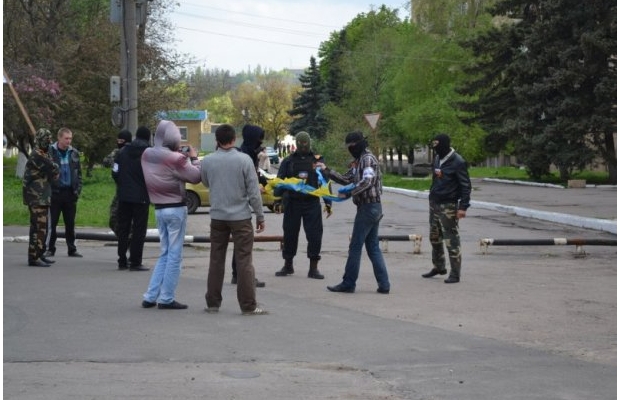 Въоръжени сепаратисти завладяха кметството в Амвросиевка (ВИДЕО)