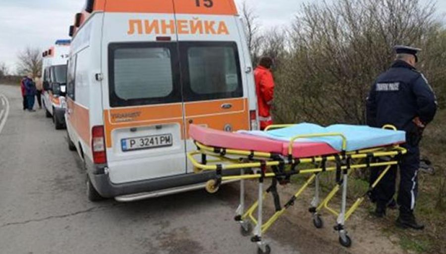 Пътнически автобус се преобърна край Русе, две жени загинаха