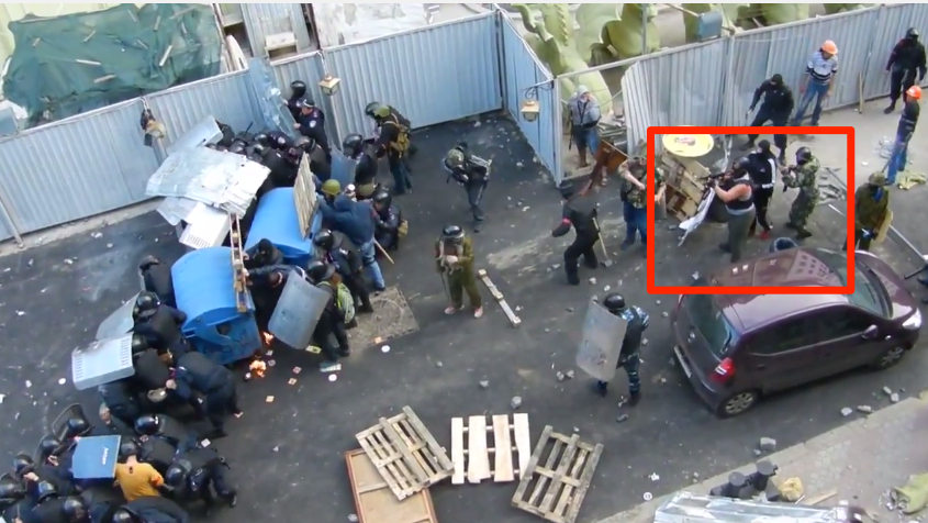 Стрелят с автомат по цивилни в Одеса зад гърба на милицията (ВИДЕО)