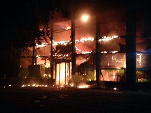 Банка в Мариупол изгоря до основи (ВИДЕО)