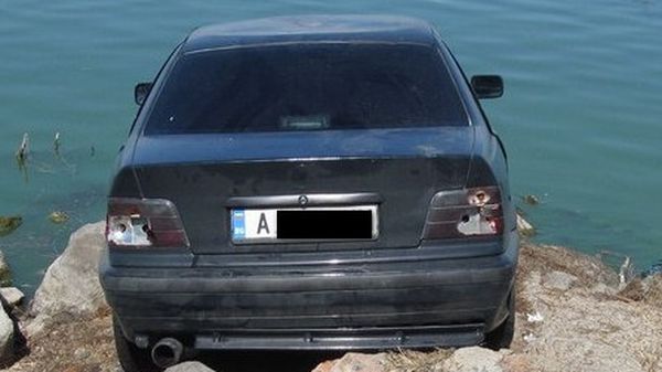Извадиха мистериозно потънала кола от езеро край Бургас