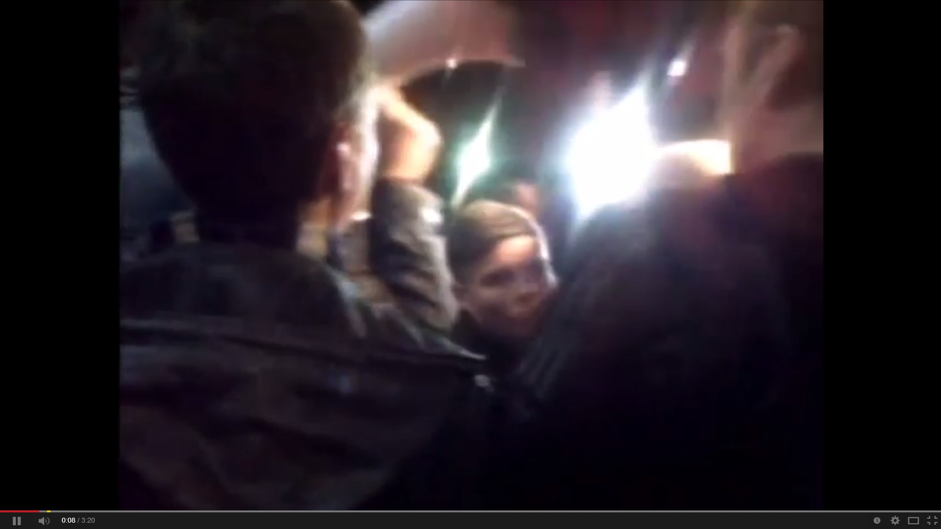 Радикално настроени младежи с бухалки и тръби се събраха в центъра на Одеса (ВИДЕО)