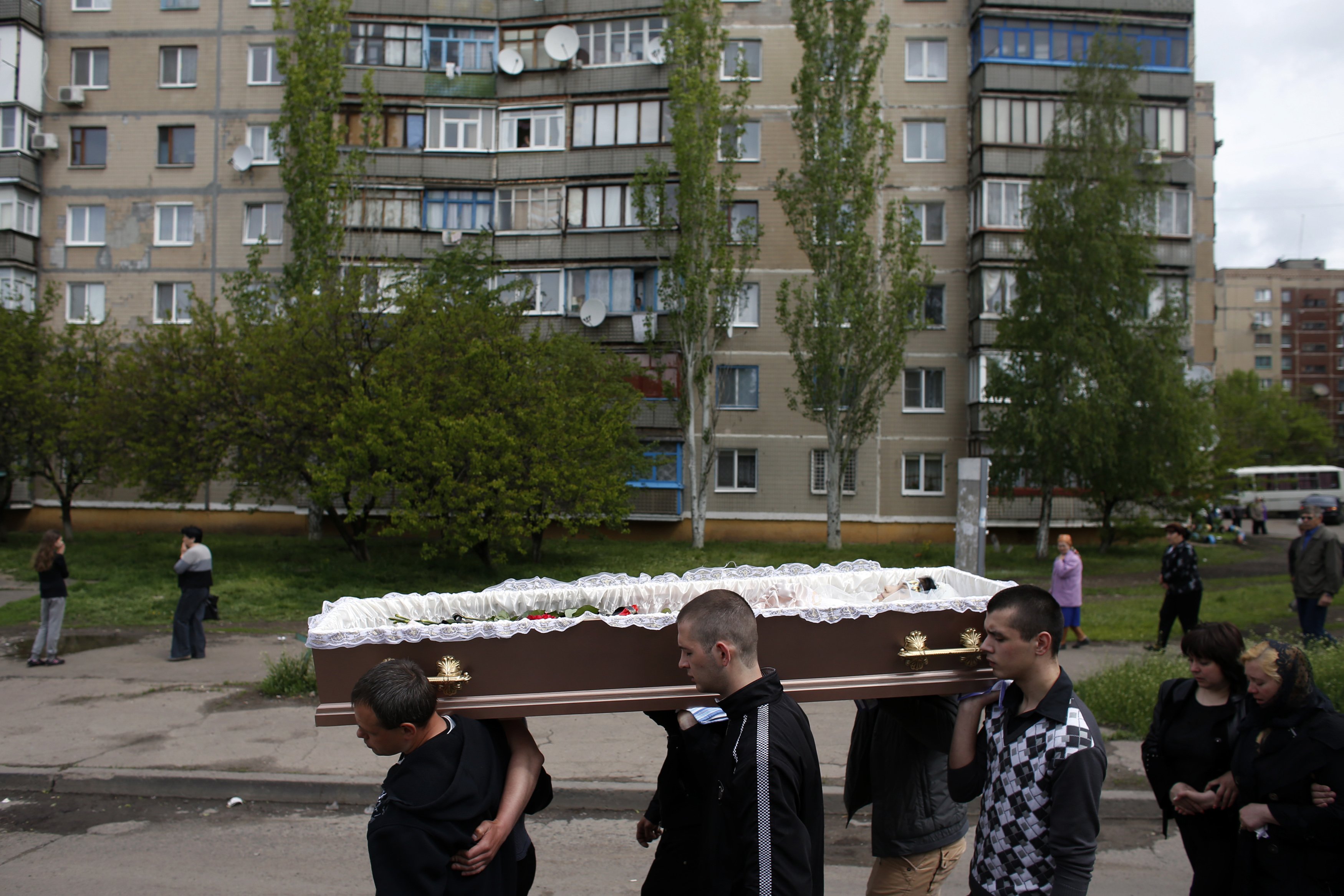 Погребаха като булка убитата медсестра в Краматорск (СНИМКИ/ВИДЕО)