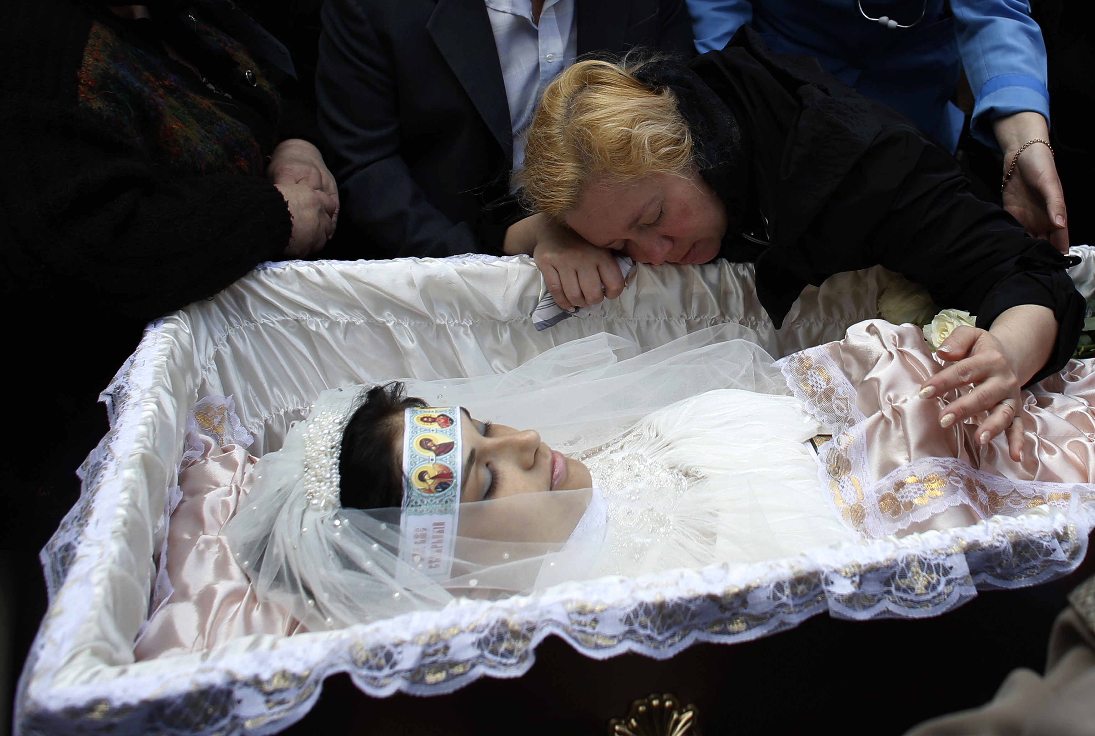 Погребаха като булка убитата медсестра в Краматорск (СНИМКИ/ВИДЕО)