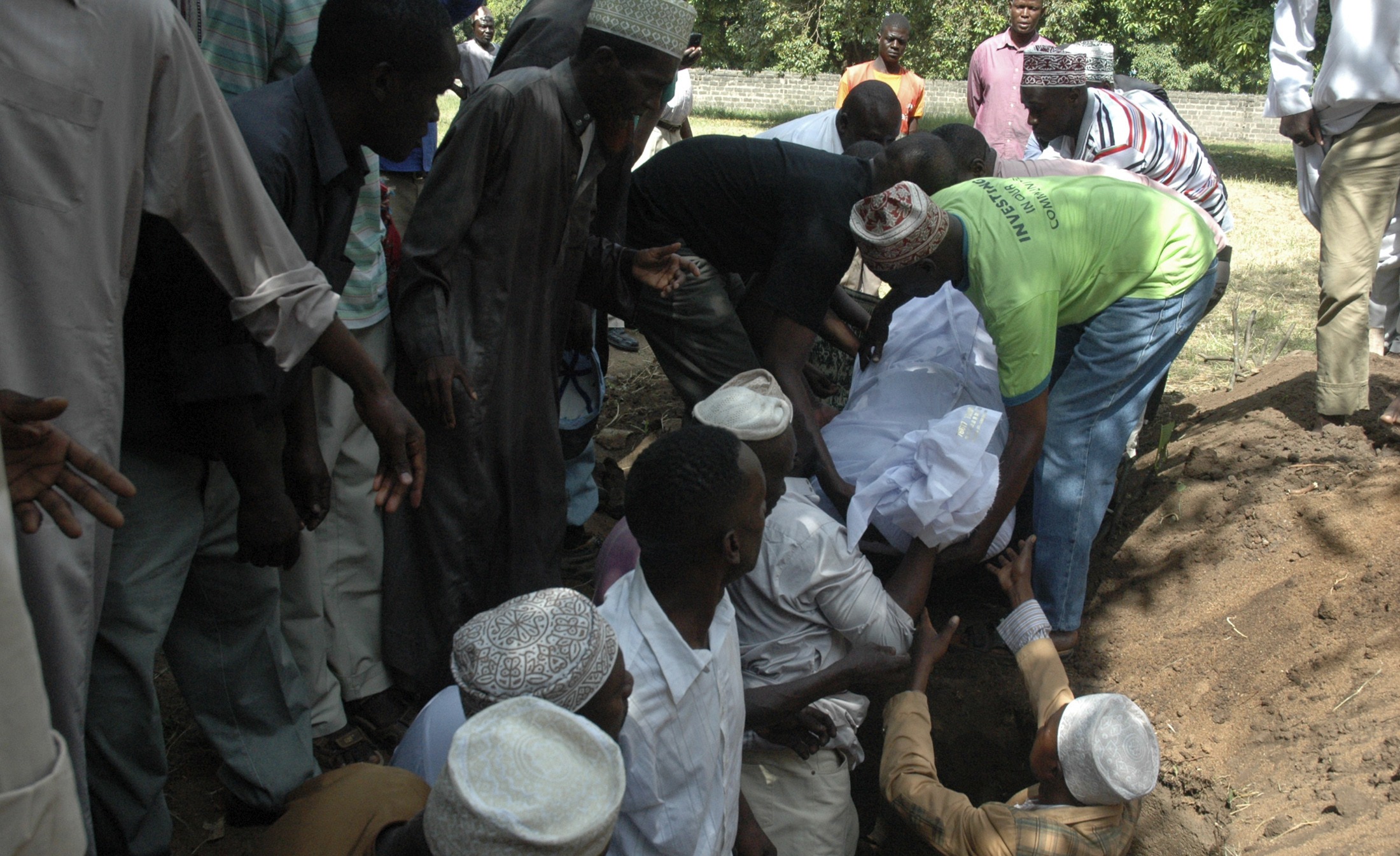 Погребаха лелята на Обама в сунитско гробище в Кения (СНИМКИ)