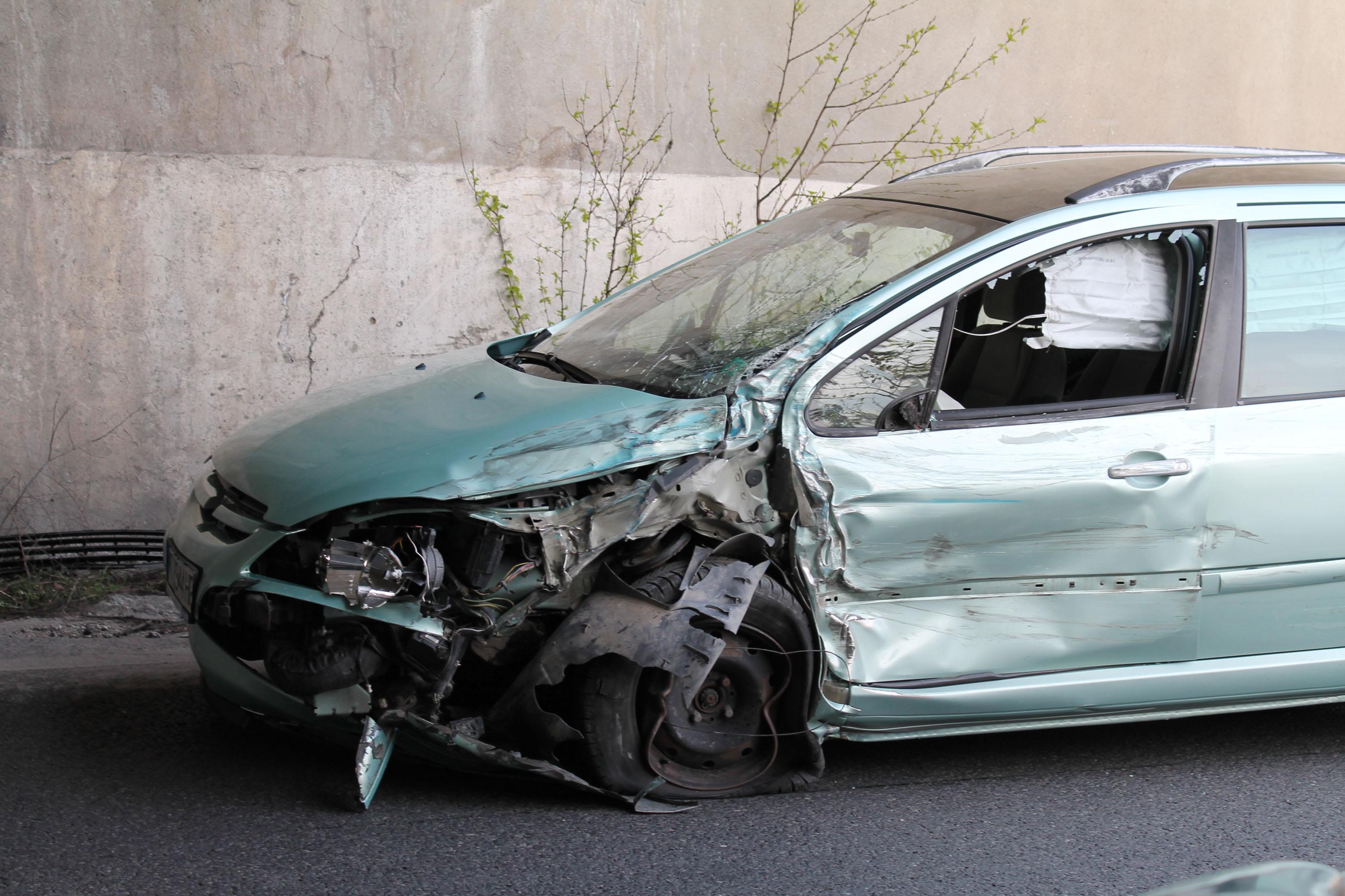 Насред Пловдив: Шофьор навлезе в насрещното, заби се в бетонна колона