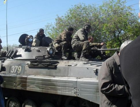 Украински танкове навлизат в размирния Мариупол (ВИДЕО)