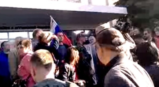 На живо с ВИДЕО в БЛИЦ: Проруски активисти щурмуват сградата на МВР в Луганск!