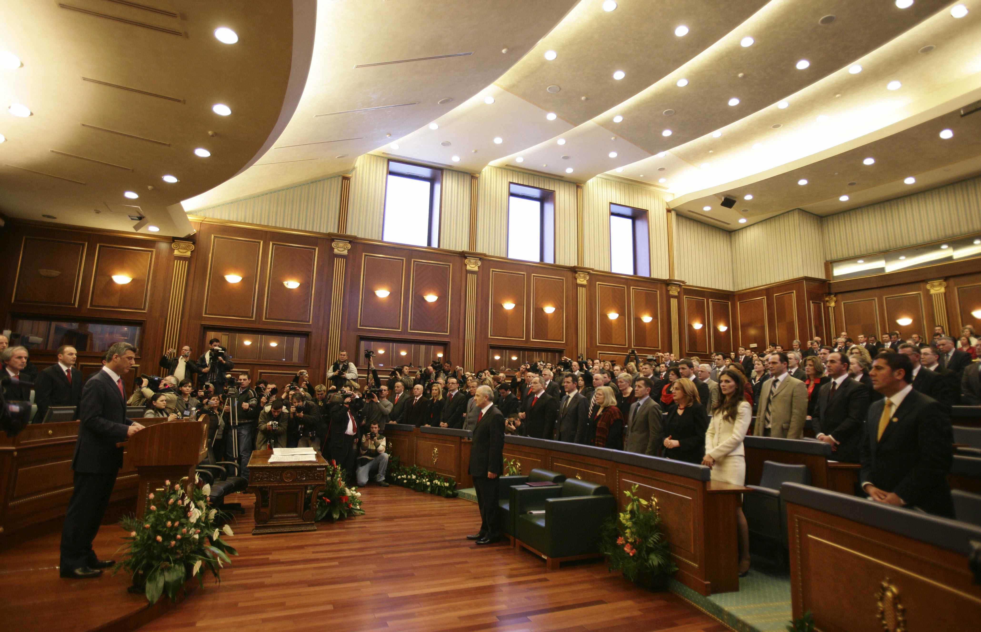Сръбски бойкот разпусна парламента в Косово