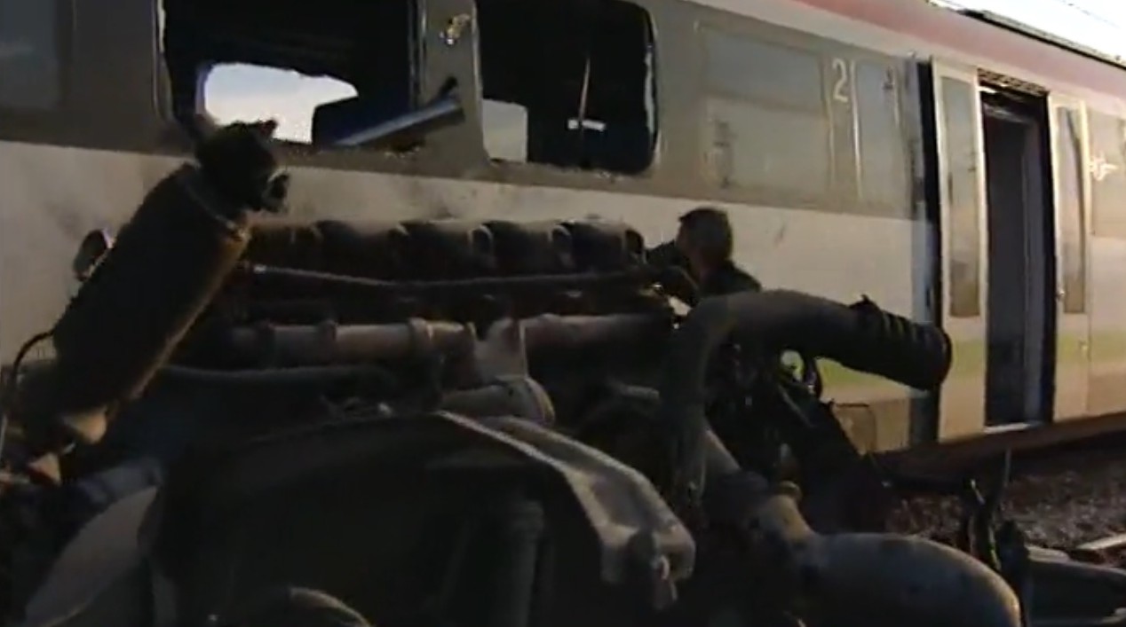Железни оси, излетели от ТИР-а, са наранили хората във влака 