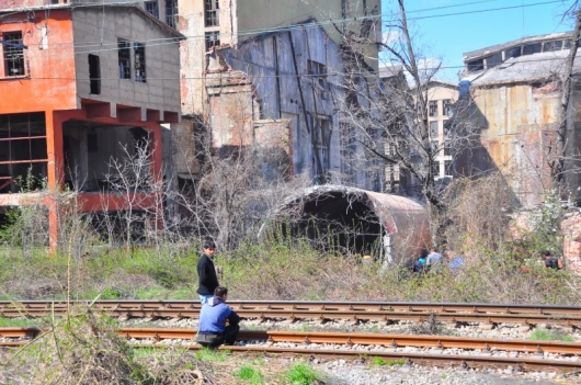 Роми опустошават стари заводи в Перник 
