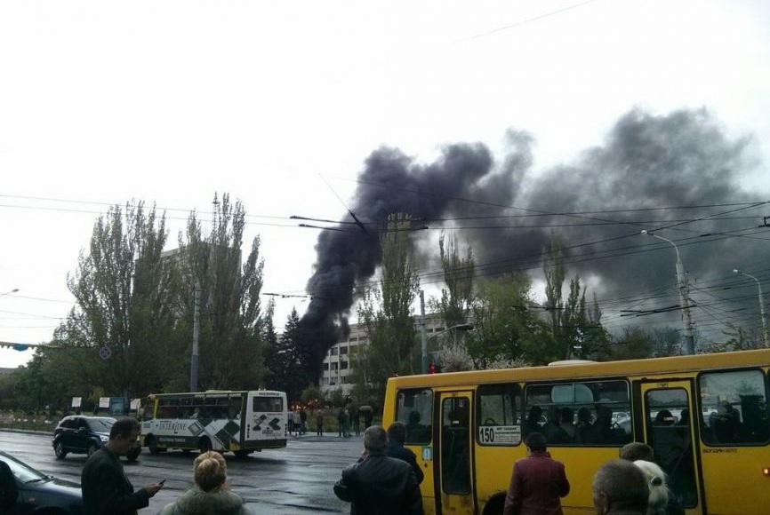Размирици: Подпалиха барикадите на Градския съвет в Мариупол