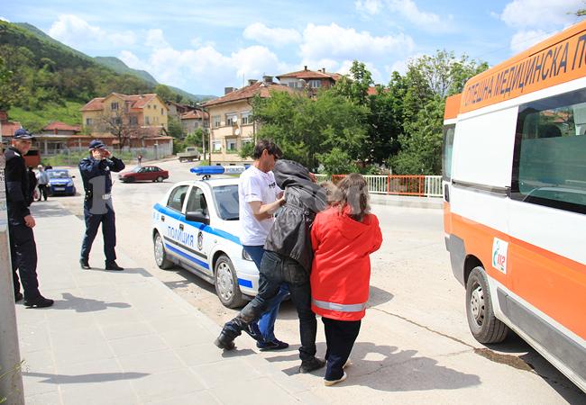 Полицията гони неадекватен мъж на улицата във Враца