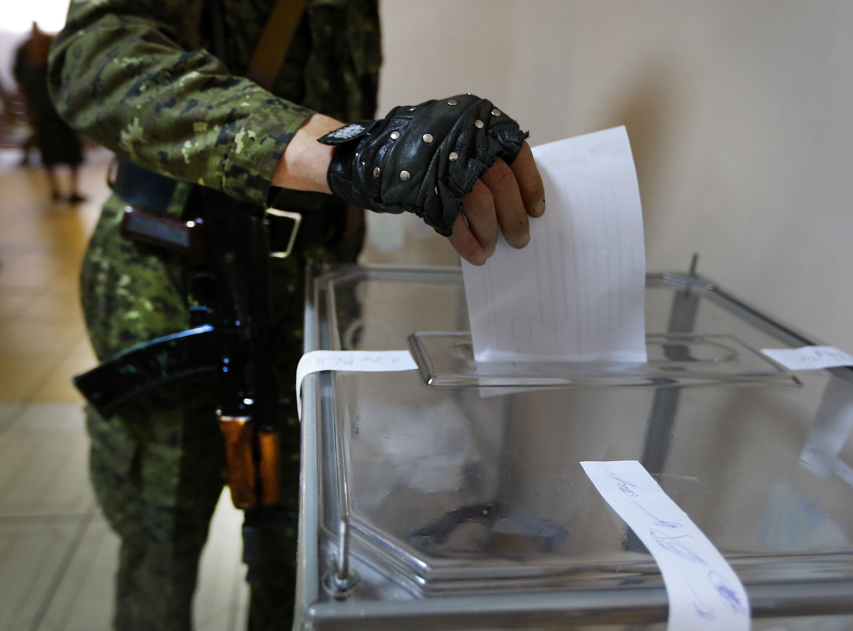 Киевски сайт: Мъже с автомати карат насила работници да гласуват на референдума в Авдеевка 