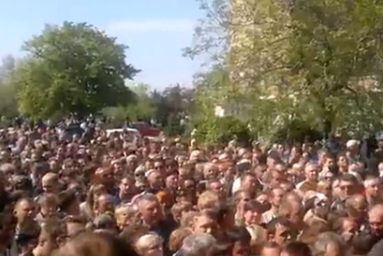 Провокатори и БТР-и не могат да спрат щурма за гласуване в Луганск (ВИДЕО)