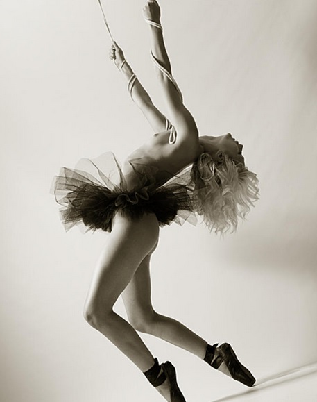 Ново изкуство: Еротични снимки на балерини (18+)