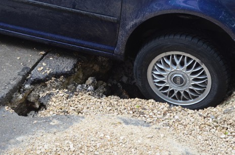 Кола в нарушение пропадна в трап във Варна (СНИМКИ)