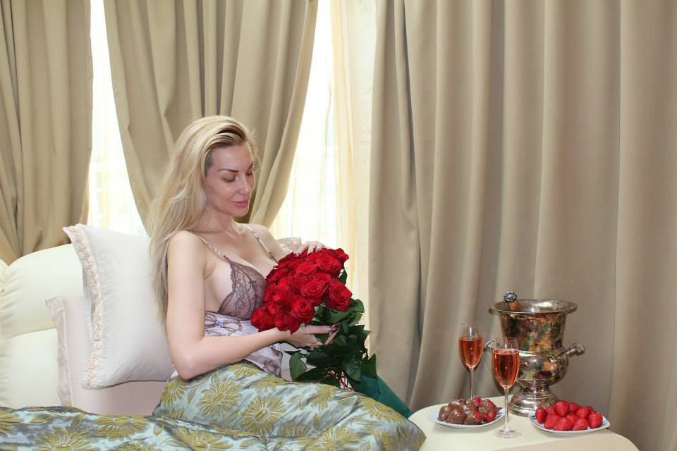 Изненадоха с рози в леглото Антония Петрова за ЧРД