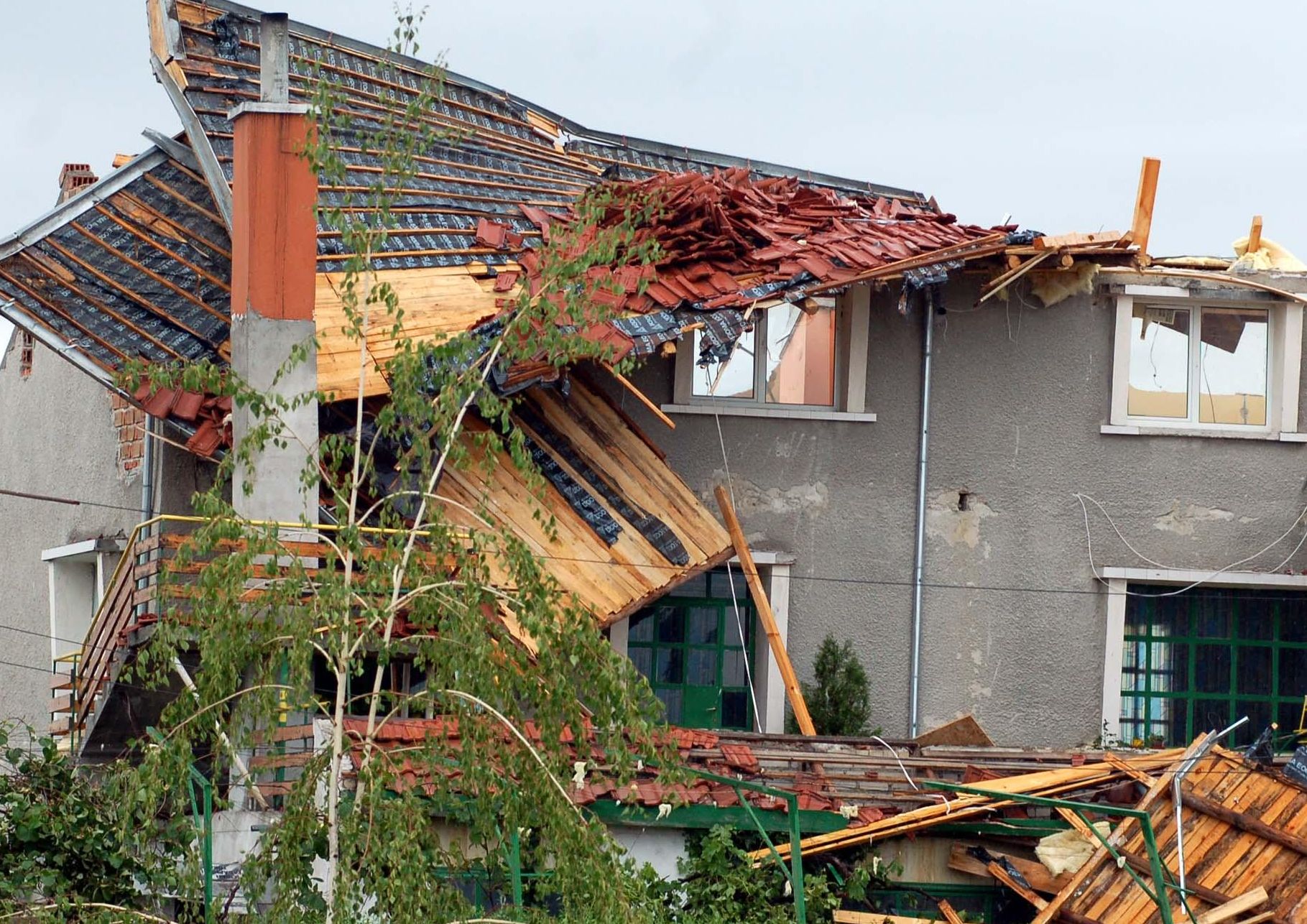 Торнадо и в Горни Дъбник – 100 къщи с повредени покриви 