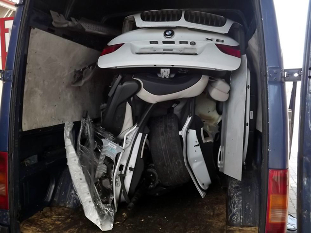 Румънец вози крадено BMW X6 в бус (СНИМКИ)