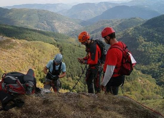 Спасителна акция под връх Ботев, трима младежи са в неизвестност