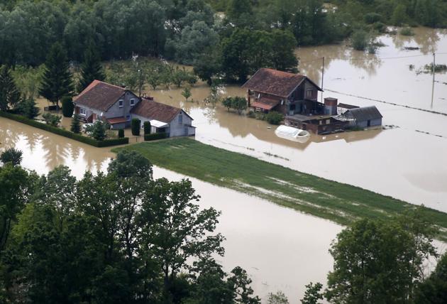 Наводнението в Сърбия застрашава най-голямата ВЕЦ в страната