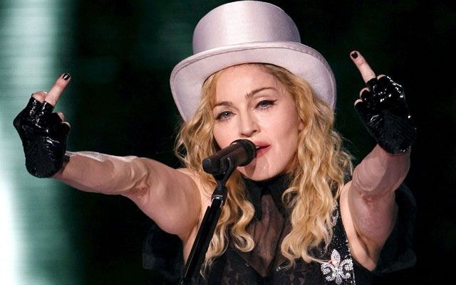 Мадона се разбесня, Instagram свали снимка на зърната й 