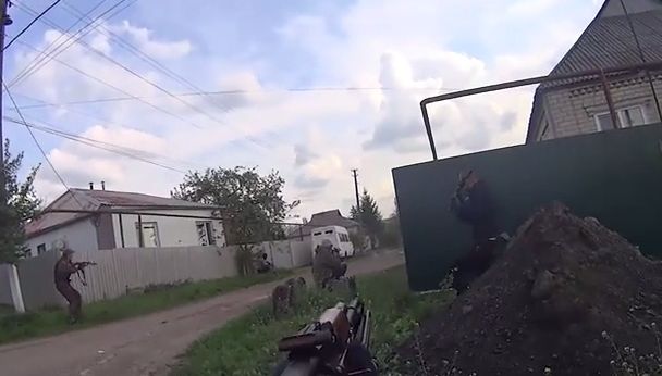 Вижте как сепаратистите в Славянск за малко щяха да се изтрепят (ВИДЕО)