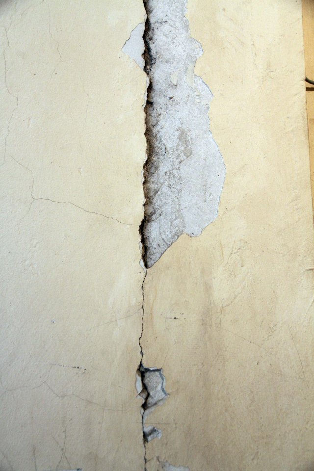 Блок се пропука след земетресението (СНИМКИ)