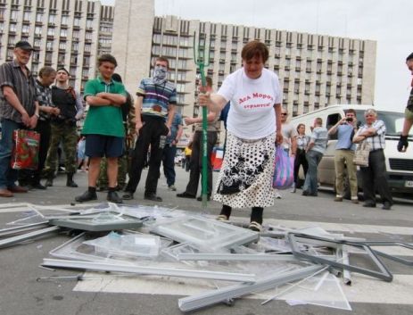 Бойна пенсионерка троши избирателни урни с вила в Донецк (ВИДЕО)