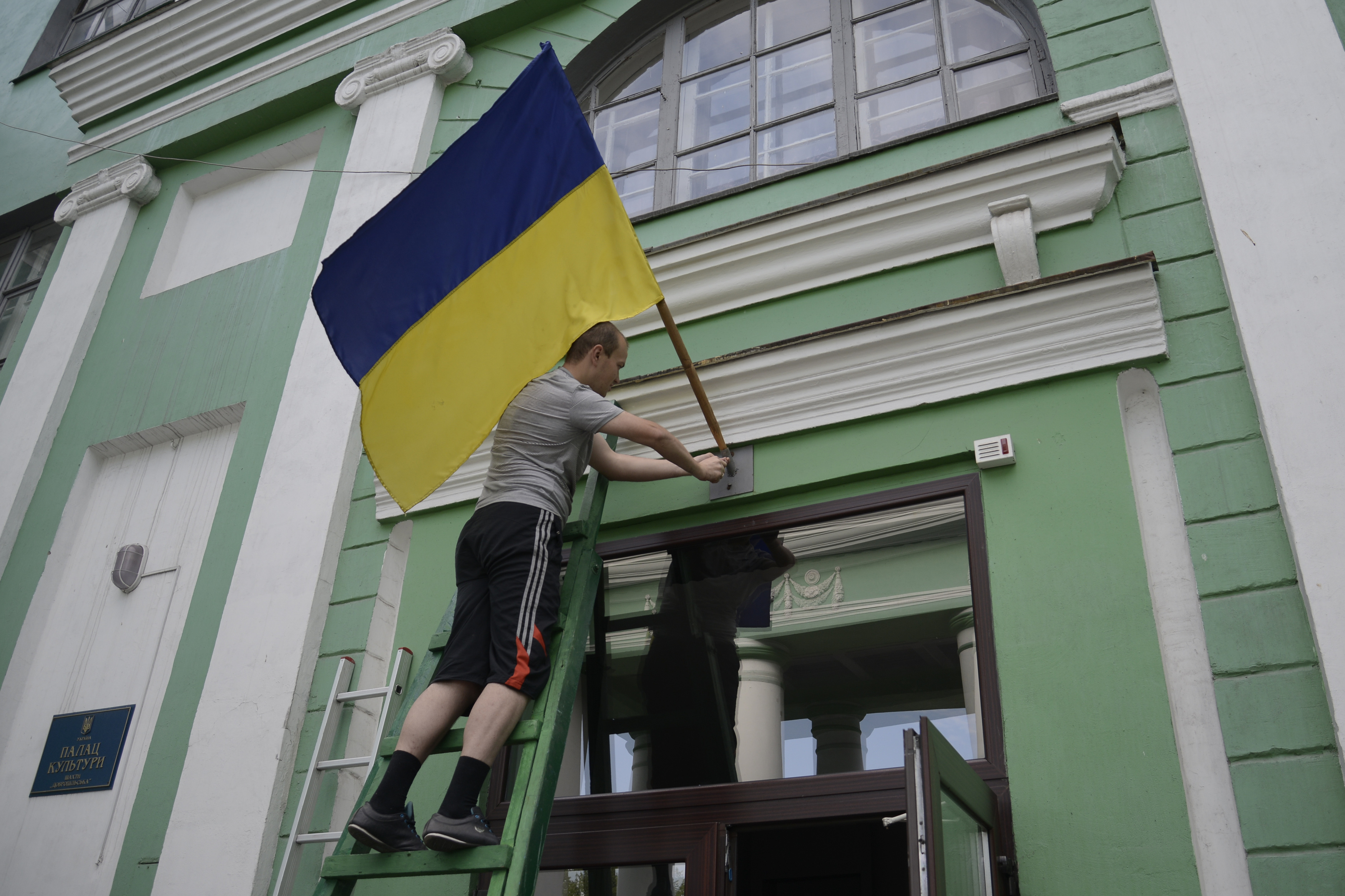 ЦИК на Украйна вдигна ръце от Славянск   