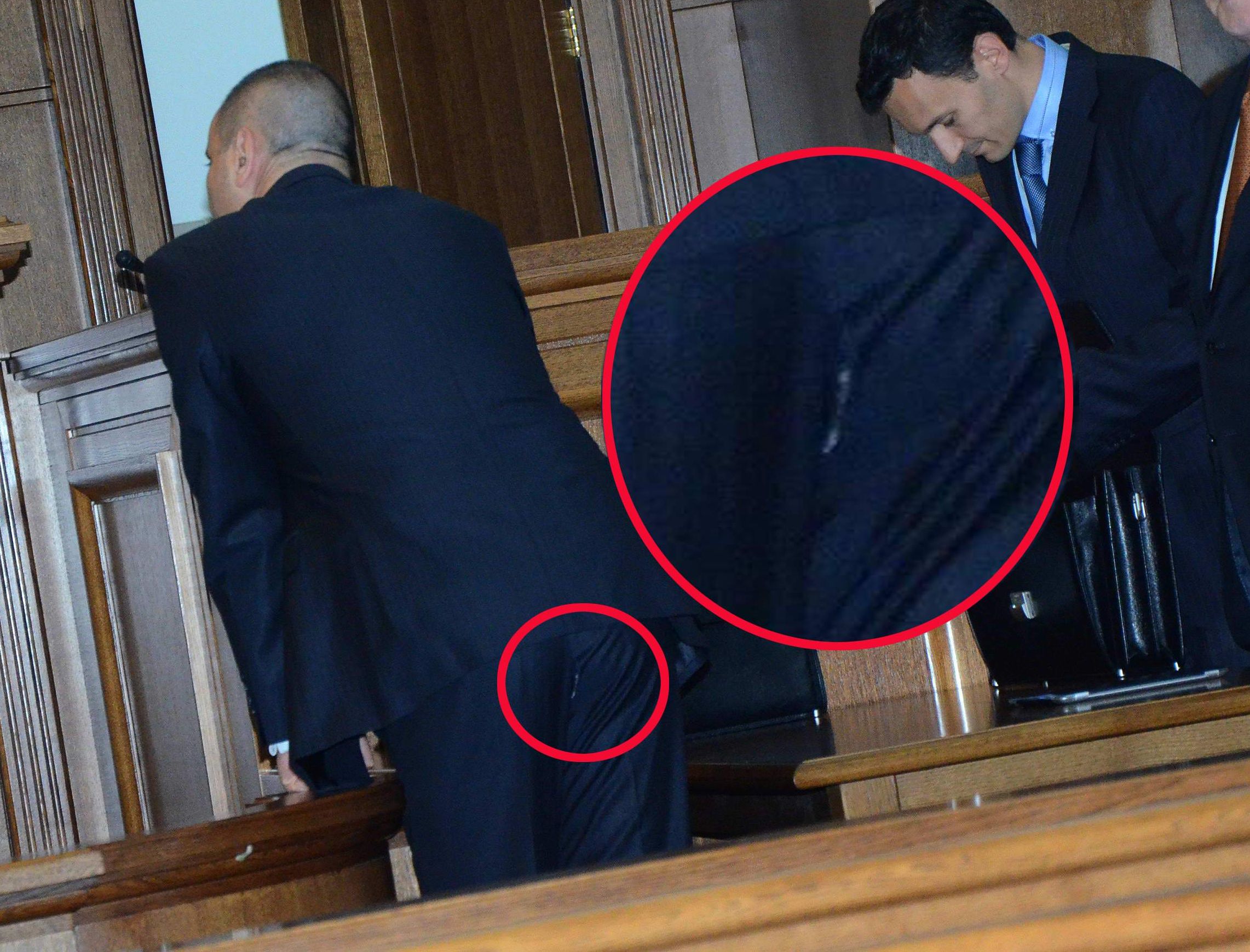 Фото удар на БЛИЦ: Панталонът на Цветанов се цепна от зор в съда