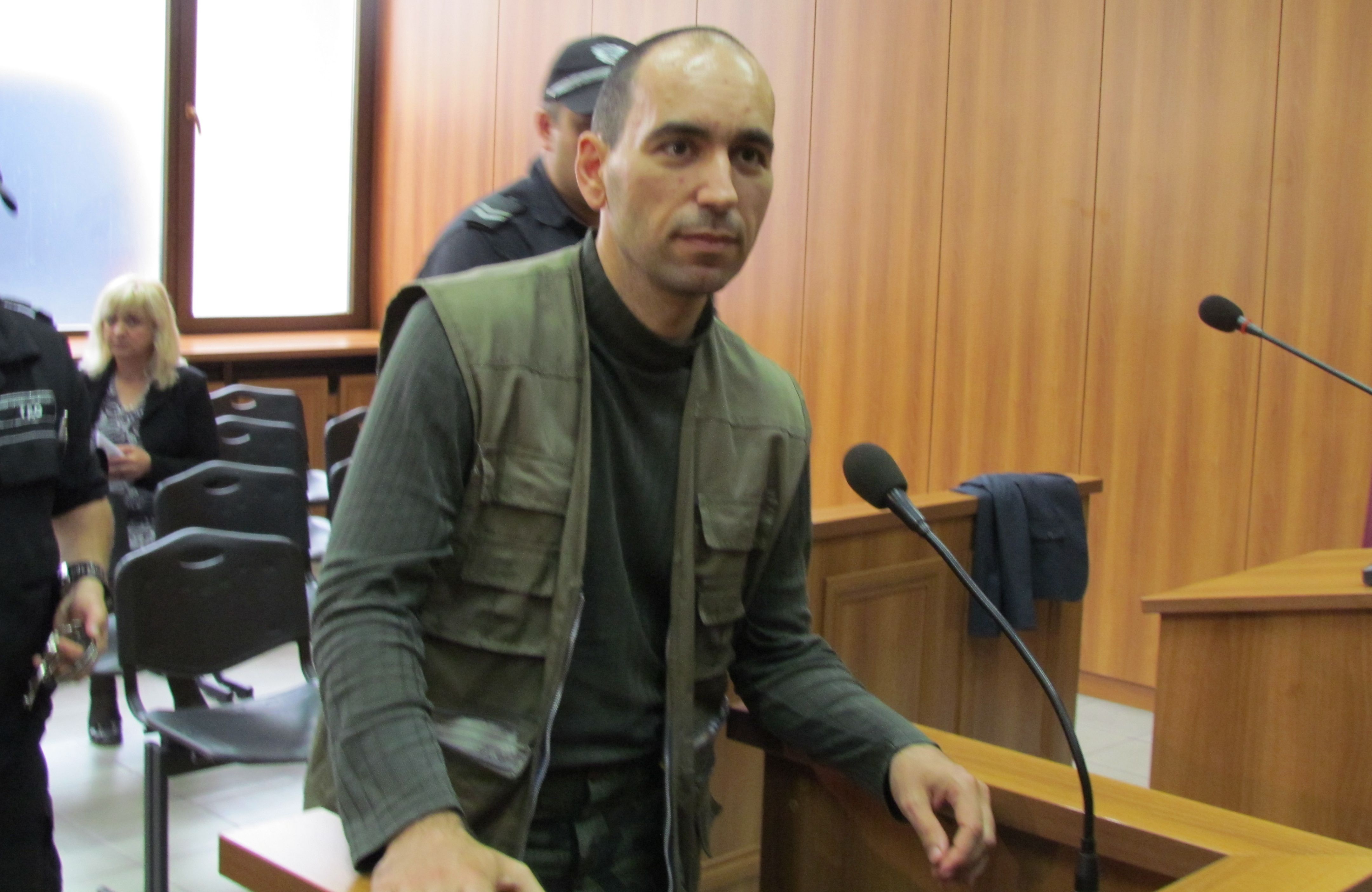 Стрелецът от Кючук Париж напълно неадекватен пред съда (СНИМКИ)
