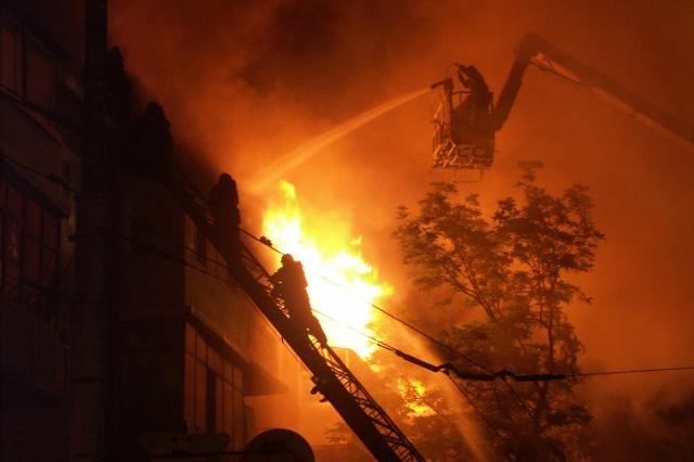 Първо в БЛИЦ: Огнен ад в среднощна София, подпалиха блок и автомобили