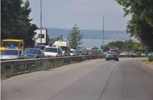 Кола пропадна в трап край Варна