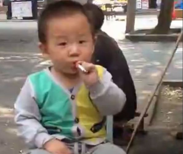 Много смешно: Минувачи се радват на 2-годишно, пушещо цигара (ВИДЕО)