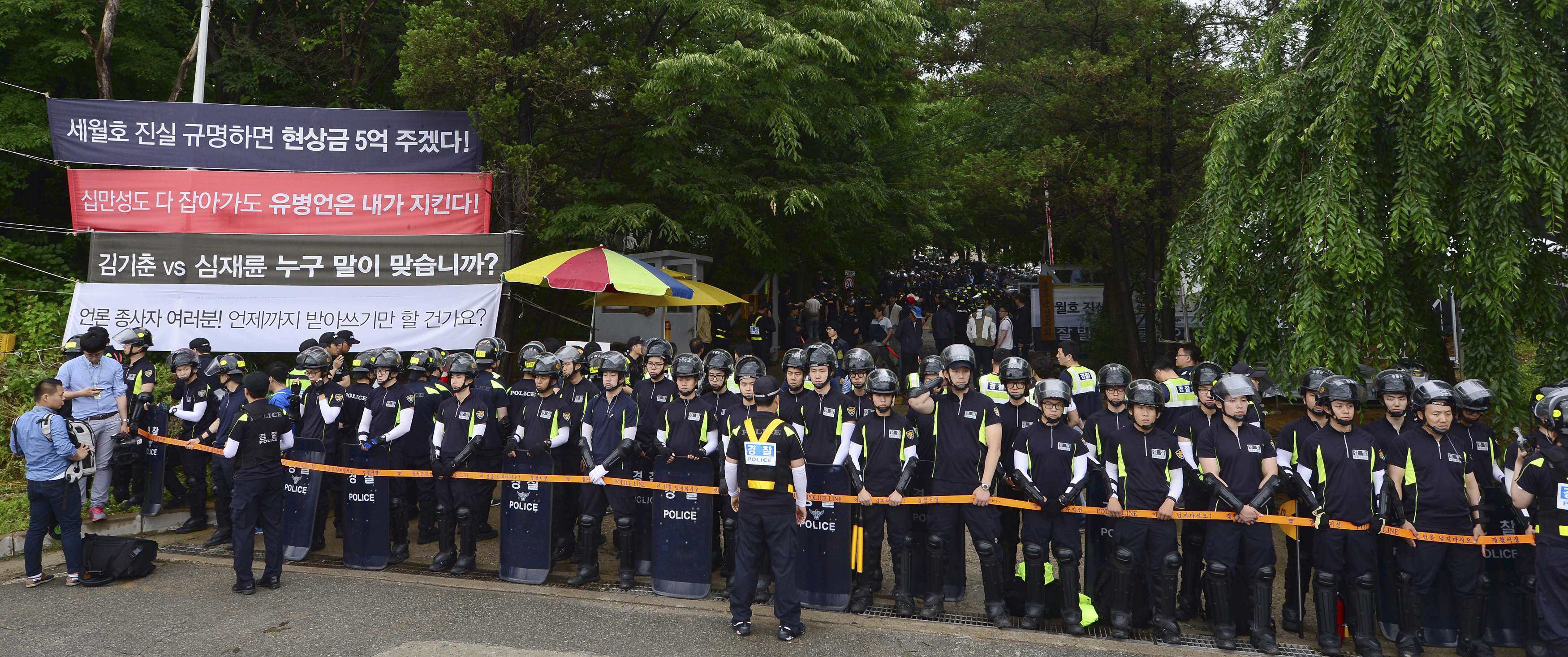 6000 полицаи завардиха църква, за да сгащят собственика на „корейския Титаник” (СНИМКИ/ВИДЕО)