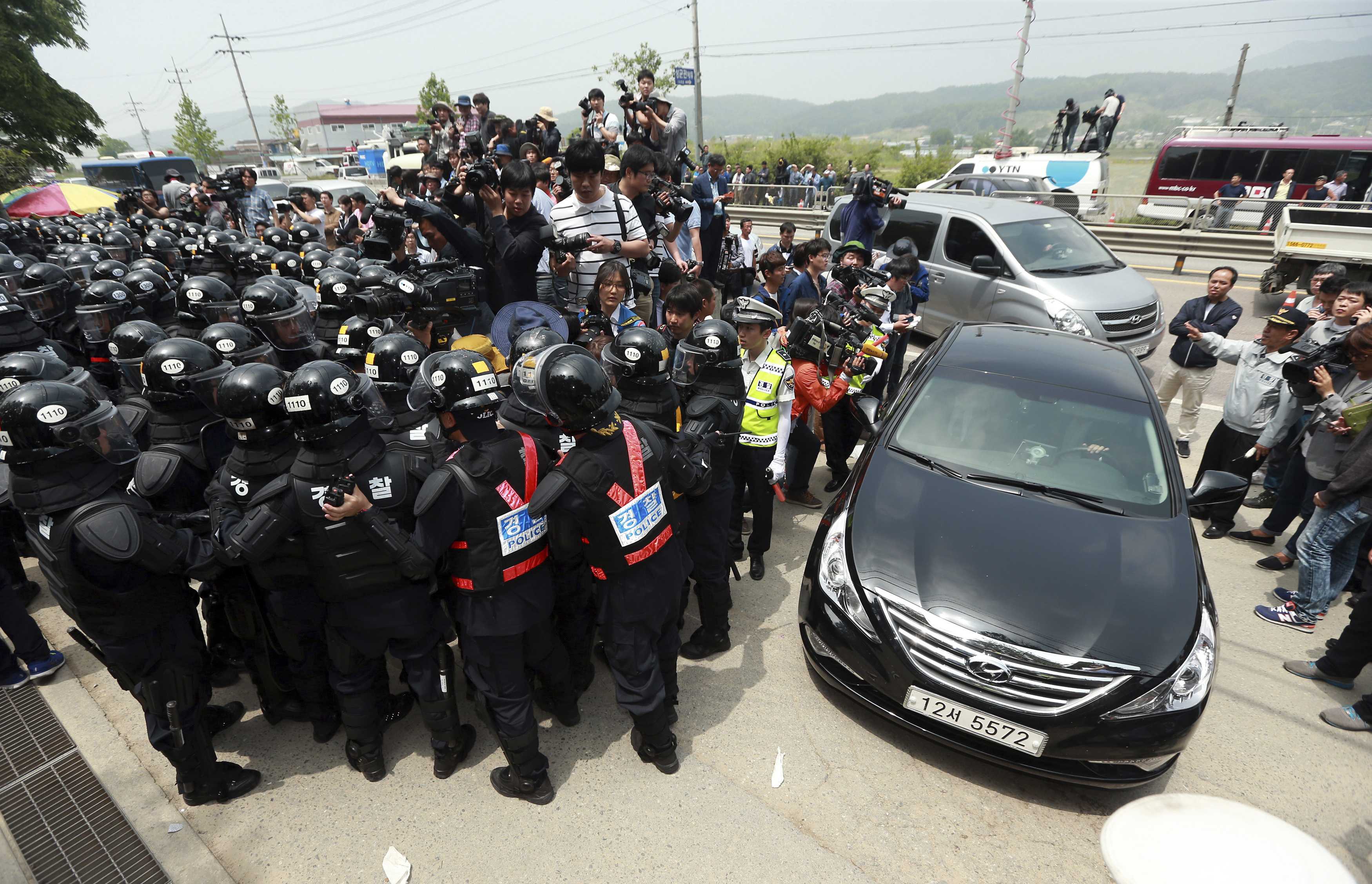 6000 полицаи завардиха църква, за да сгащят собственика на „корейския Титаник” (СНИМКИ/ВИДЕО)