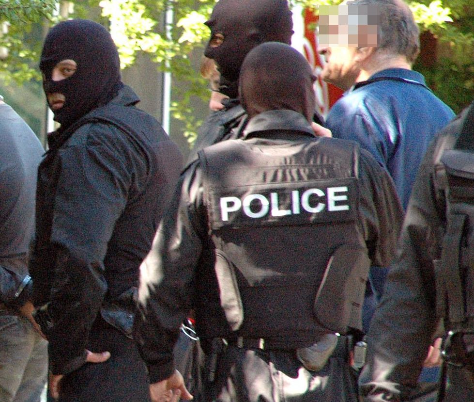Въоръжени спецполицаи натръшкаха хора с белезници пред несебърски хотел 