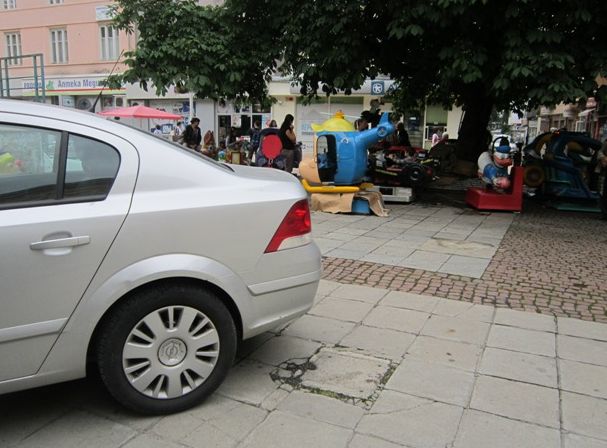 Нагли шофьори паркират на метри от детска площадка и след трагедията с Паоло! (СНИМКИ)