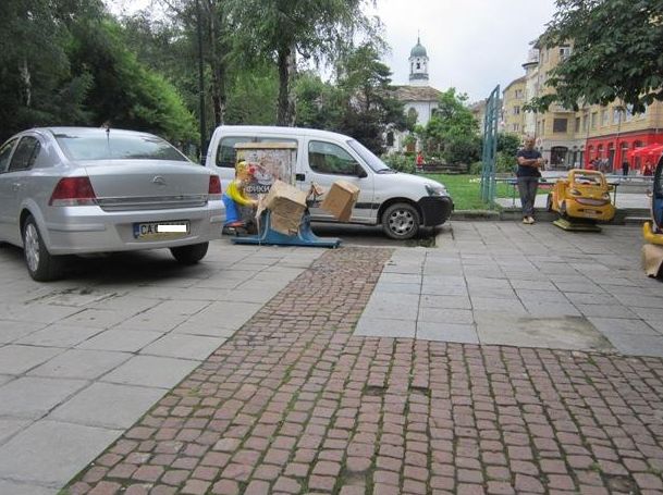 Нагли шофьори паркират на метри от детска площадка и след трагедията с Паоло! (СНИМКИ)