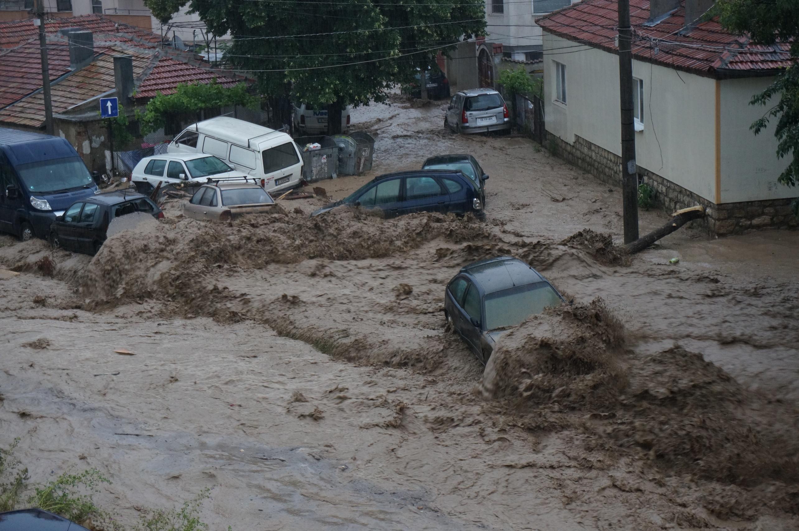 Стихия във Варна: Четирима изчезнаха в потопа, дете е убито от мълния