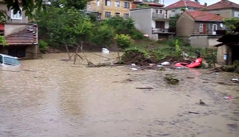 Потоп и в Килифарево, евакуират хората от покривите на къщите (ВИДЕО)